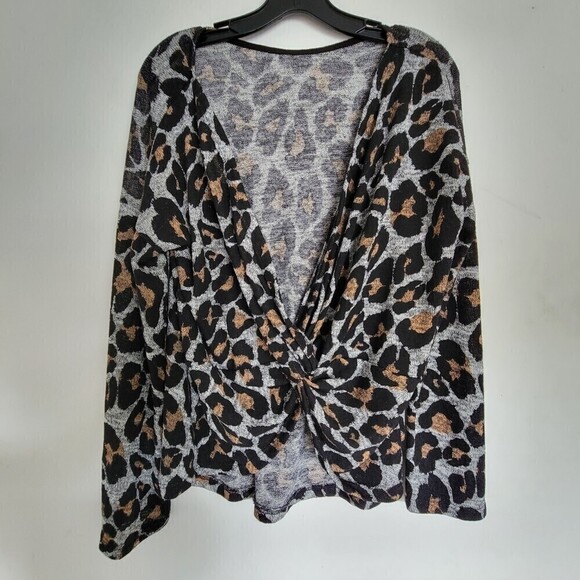 NEW Cherish Leopard Cheetah Print Twist Deep V Back Long Sleeve Top Size Large - Picture 3 of 11